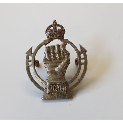 ROYAL CANADIAN ARMOURED CORPS CAP BADGE WWII R.C.A.C. TINNIE