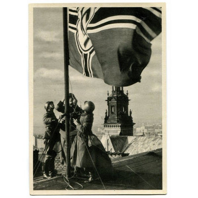 SS POST CARD POLICE IN POLAND"GERMAN POLICE HOIST THE REICHS SERVICE FLAG OVER THE CASTLE IN KRAKAU"