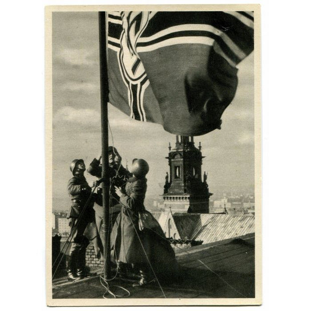 SS POST CARD POLICE IN POLAND"GERMAN POLICE HOIST THE REICHS SERVICE FLAG OVER THE CASTLE IN KRAKAU"