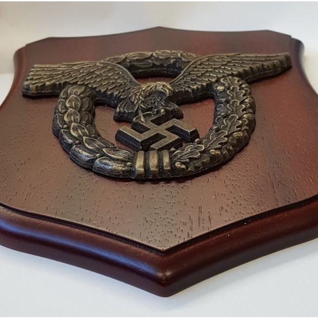 LUFTWAFFE WREATH AND EAGLE HOLDING SWASTICA WOOD WALL SHIELD / PLAQUE