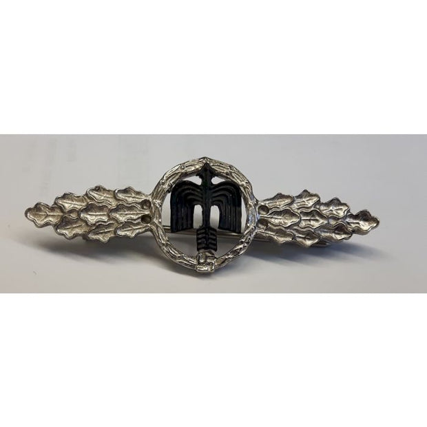 GERMAN SHORT RANGE NIGHT FIGHTER CLASP IN SILVER ( ARROW POINTING UPWARD )