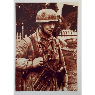 GERMAN FALLSCHIMJAGER SOLDIER WITH BINOCULARS AND LUGER PISTOL METAL SIGN