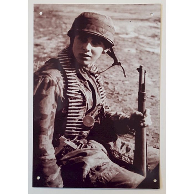 GERMAN FALLSCHIMJAGER SOLDIER WITH K98 RIFFLE METAL SIGN